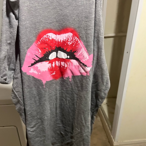 Torrid grey cold shoulder lips tee. Size 2. Nwt. - Picture 5 of 8